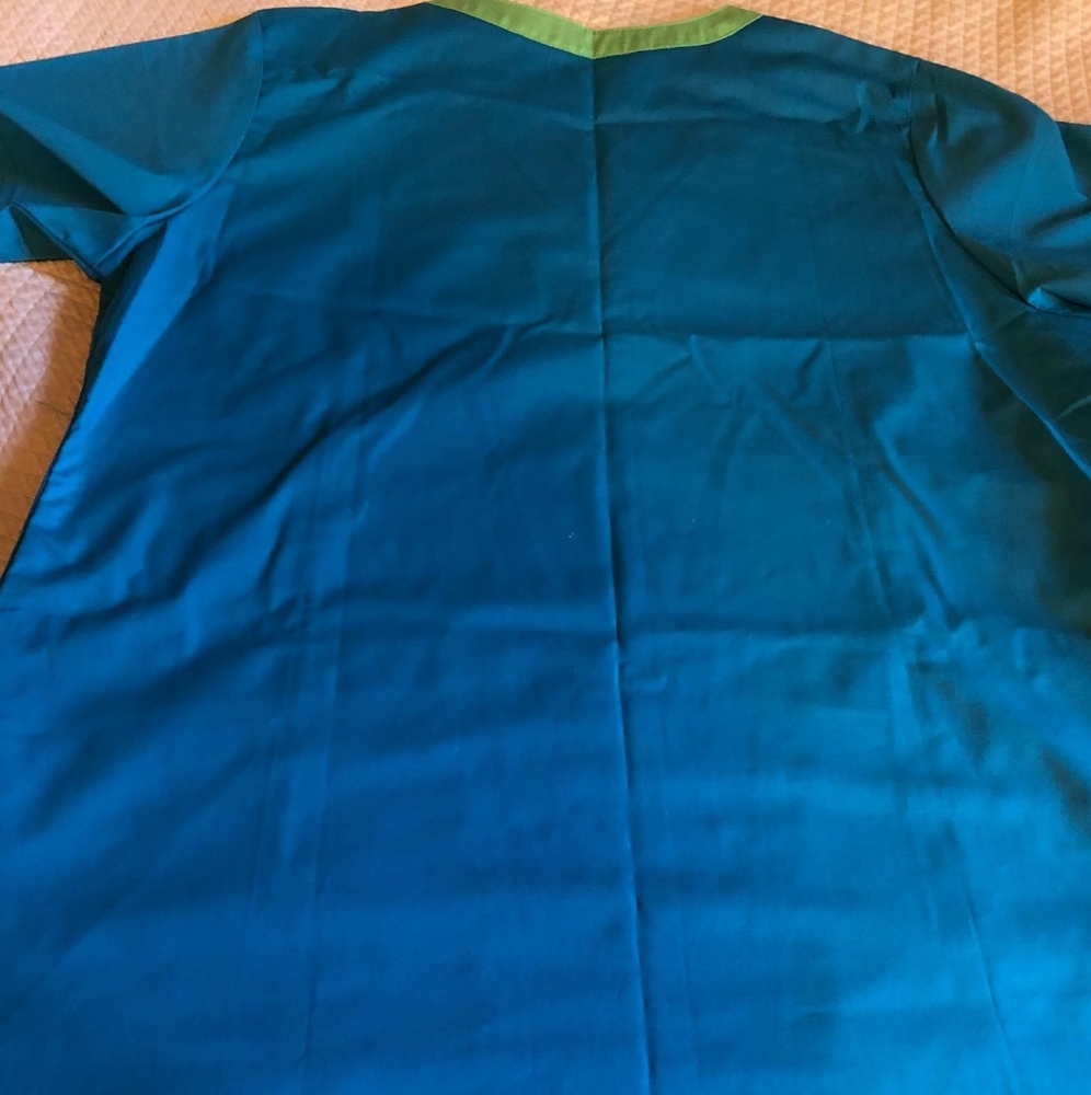 WONDER FLEX SCRUB TOP - Picture 2 of 6